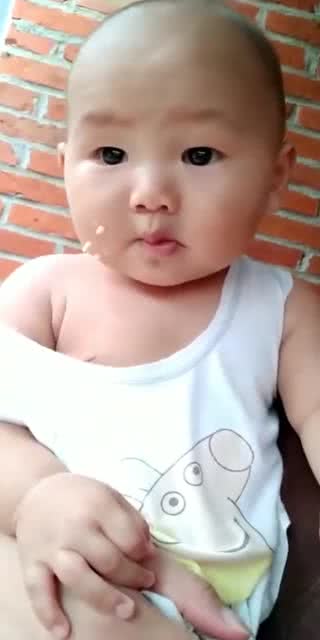 好可爱的小宝贝,笑起来真好玩,这是长了几颗牙呀