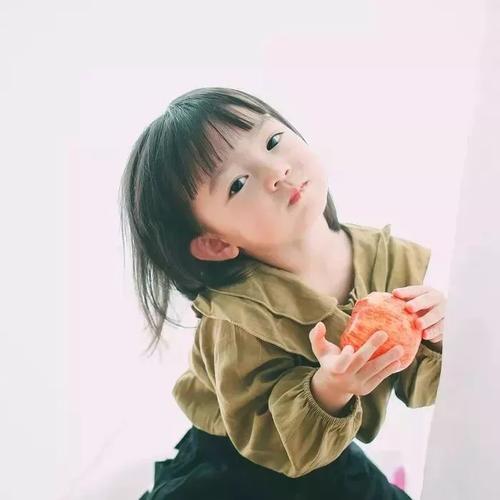 宝宝天生骨骼清奇, 脚趾 长于手指,妈妈不敢给娃穿凉鞋