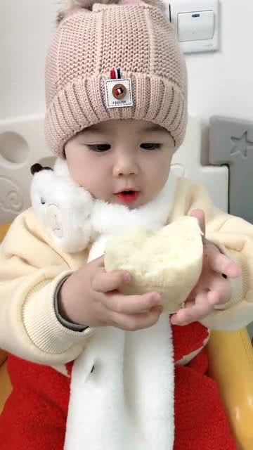 之前看到谁的宝宝都觉得好可爱 自从自己生了娃 就觉得自己的宝宝最可爱