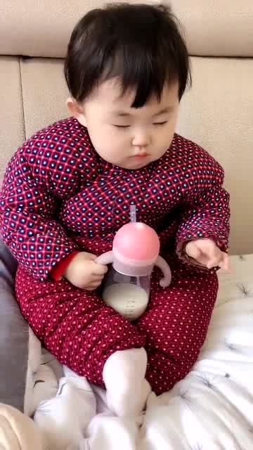 可爱的宝宝,静如处子,动如脱兔,集可爱和搞怪于一身