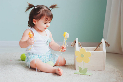 可爱开心宝贝女孩与复活节装饰的欢乐时光