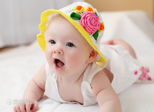 戴着趣帽子的可爱小婴儿的肖像